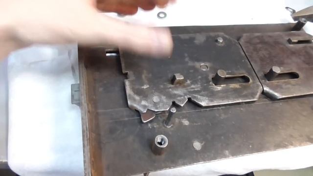 Подбираем ключ к сейфовому замку смотреть онлайн