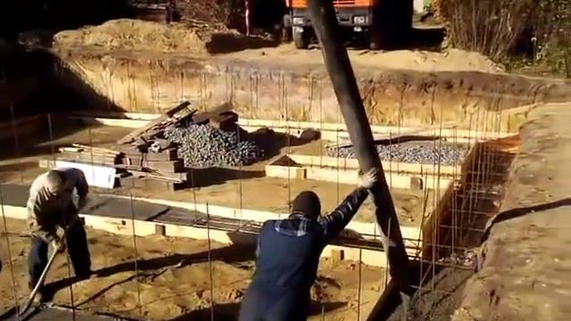Заливка бетононасосом фундамента