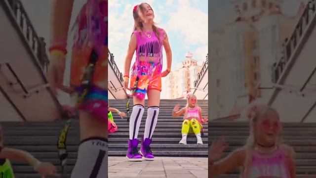 Девочки танцуют Мелисса отрывается #shorts by Hello Melissa