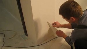 Горе мастера -отстаёт шпаклёвка при оклейке обоями.