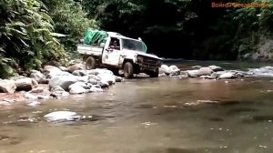 Японский автомобиль Daihatsu Taft Hiline Old Pick Up Truck Water Crossing - Приключение на воде/