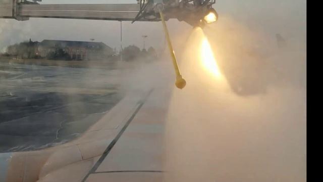 Deicing in Berlin Schoenefeld Airport смотреть онлайн