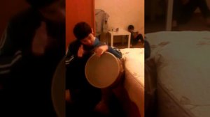 Мальчик играет на барабане
