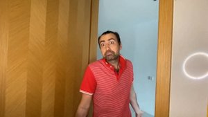 Папа в туалете ? кто чем занимается в туалете ?