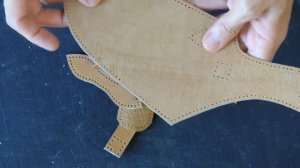 Самодельные ножны из толстой кожи.