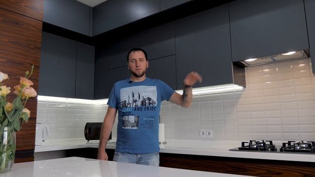 Обзор кухни без ручек с островом в обычной трешке! смотреть онлайн