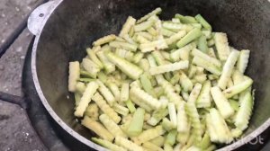 Овощное рагу с куриной грудкой в казане на костре