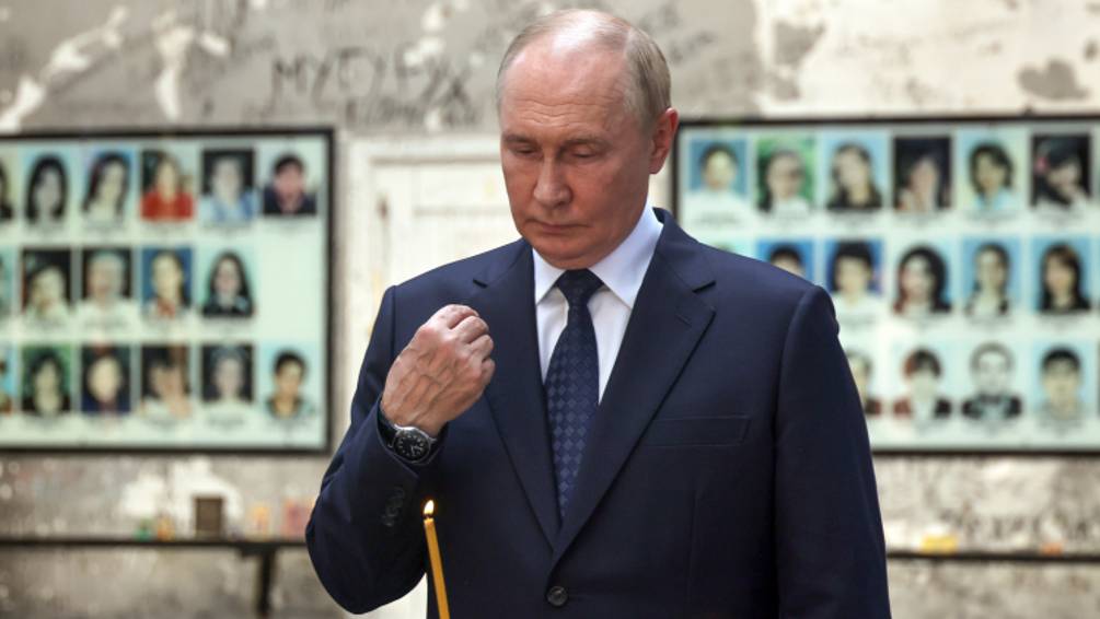 Зажег свечу и встал на колени: Путин посетил Беслан в День памяти жертв терроризма