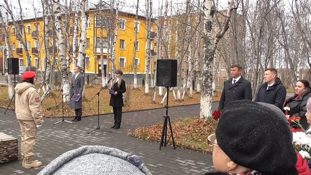 Инта, ул. Кирова, 14, 2022.10.04, сквер, утро. смотреть онлайн