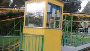 в парке аттракционов:катаемся на гусенице