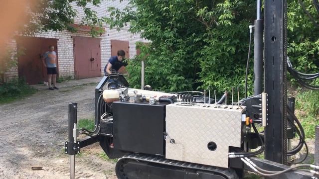 Малогабаритная буровая установка на гусеничном ходу. Часть 1-ая. смотреть онлайн