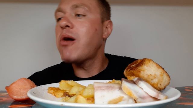 МУКБАНГ. ОБЖОР. ЖАРЕННАЯ НА САЛЕ КАРТОХА И КОТЛЕТОСЫ. ? ИНОПЛАНЕТЯНЕ НА ЗАПРАВКЕ. смотреть онлайн