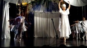 Танец снежной королевы и снежинок