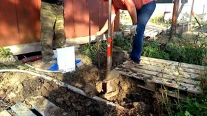 Работа мотобуром, бурение скважин