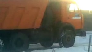 грузовик застрял в снегу!!!