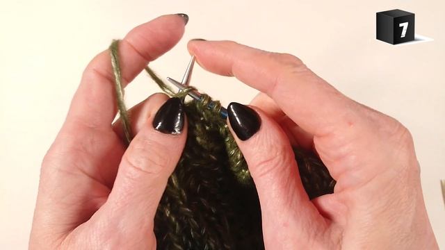 МОДНАЯ ШАПКА С ОБЪЕМНОЙ КОСОЙ / Подробный МК по вязанию женской шапки спицами