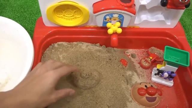 Песочница! Играя в воде! игрушки в песке смотреть онлайн