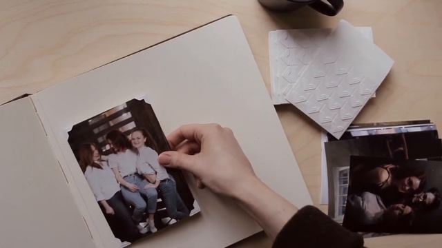 заполнять альбом - это медитация | как вклеить фотографии в альбом | видео-вдохновение смотреть онлайн