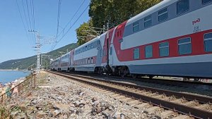 ЭП20 - 049 с двухэтажным поездом Москва - Адлер и приветливыми официантками