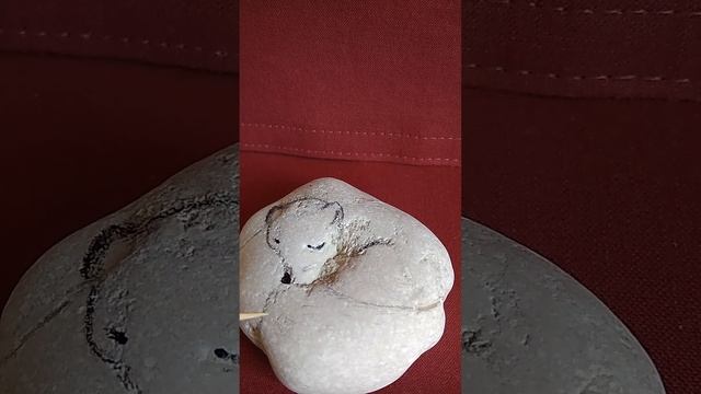 Фигурка полярного лиса / природная статуэтка песца из гальки смотреть онлайн