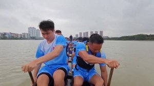 В Китае проходят соревнования по гребле на драконьих лодках