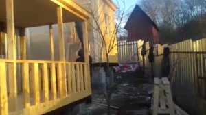 Веранда у железной бытовки