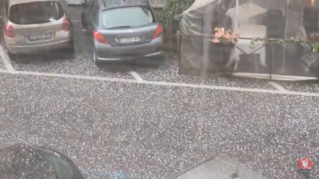 Tourists in Rome seek shelter! Incredible hailstorm in the capital of Italy смотреть онлайн