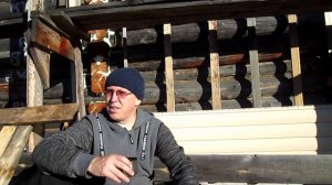 строительство дома, запенил углы дома, обшиваю стену сайдингом