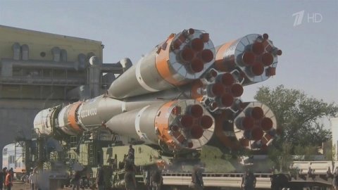На космодроме "Байконур" специалисты закончили сборку "Союза-2"