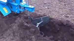 Мотоблок Нева МБ 2,работа с окучником