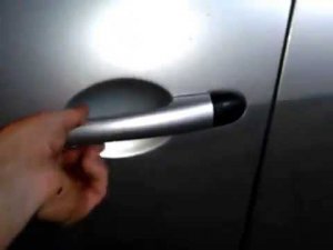 Nissan Primera P12. Устраняем бряканье наружных дверных ручек.