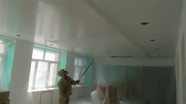 Безвоздушная покраска потолка.