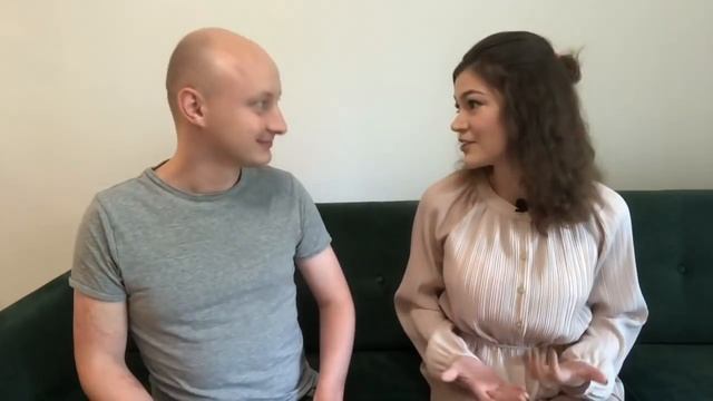Выучила польский. Говорит по-русски с польским акцентом. Играет в Польше и в России. Как получается