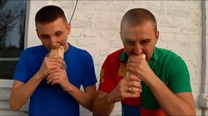 САМОЕ БЫСТРОЕ ПОЕДАНИЕ ШАУРМЫ. ЗАРУБА ПОД ДОЖДЁМ. КТО БЫСТРЕЕ СЪЕСТ. ДОМАШНИЙ ТУРНИР