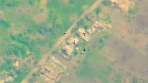 БПЛА Орлан-10 в ударном варианте поражает позиции противника.mp4