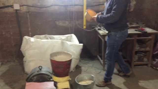Производство, приготовление, изготовление кормов для бройлера своими руками. Зернодробилка. Гранула