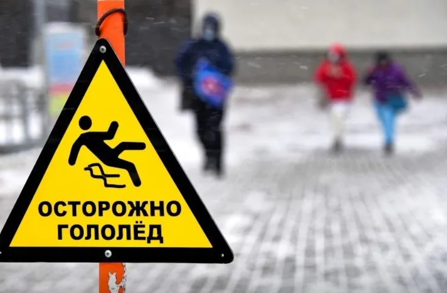 Улицы Владивостока из-за непогоды превратились в большой каток