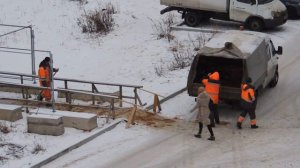 Приедет Газель с песком и дворники с лопатами.