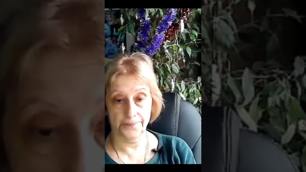 ￼Ван Ибо и ведущие красной дорожки ночи Вейбо смотреть онлайн