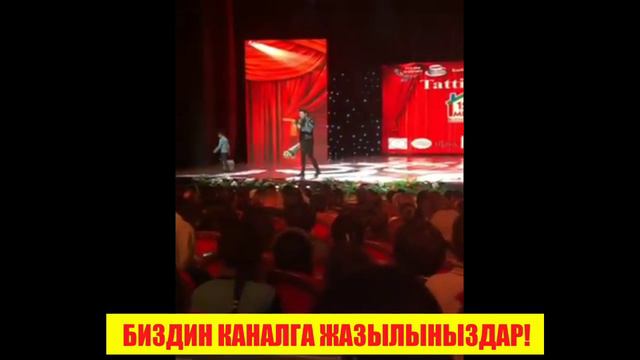 БУГУНКУ ЖАНЫЛЫКТАР! Көк бөрүчү Манас Ниязовдун кийими аукциондо / Ырчы жаш балага Тукурду!