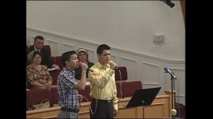 В тихий вечер склоняю я колени в тиши...