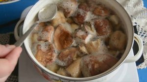 Белые грибы в сметане — видео рецепт