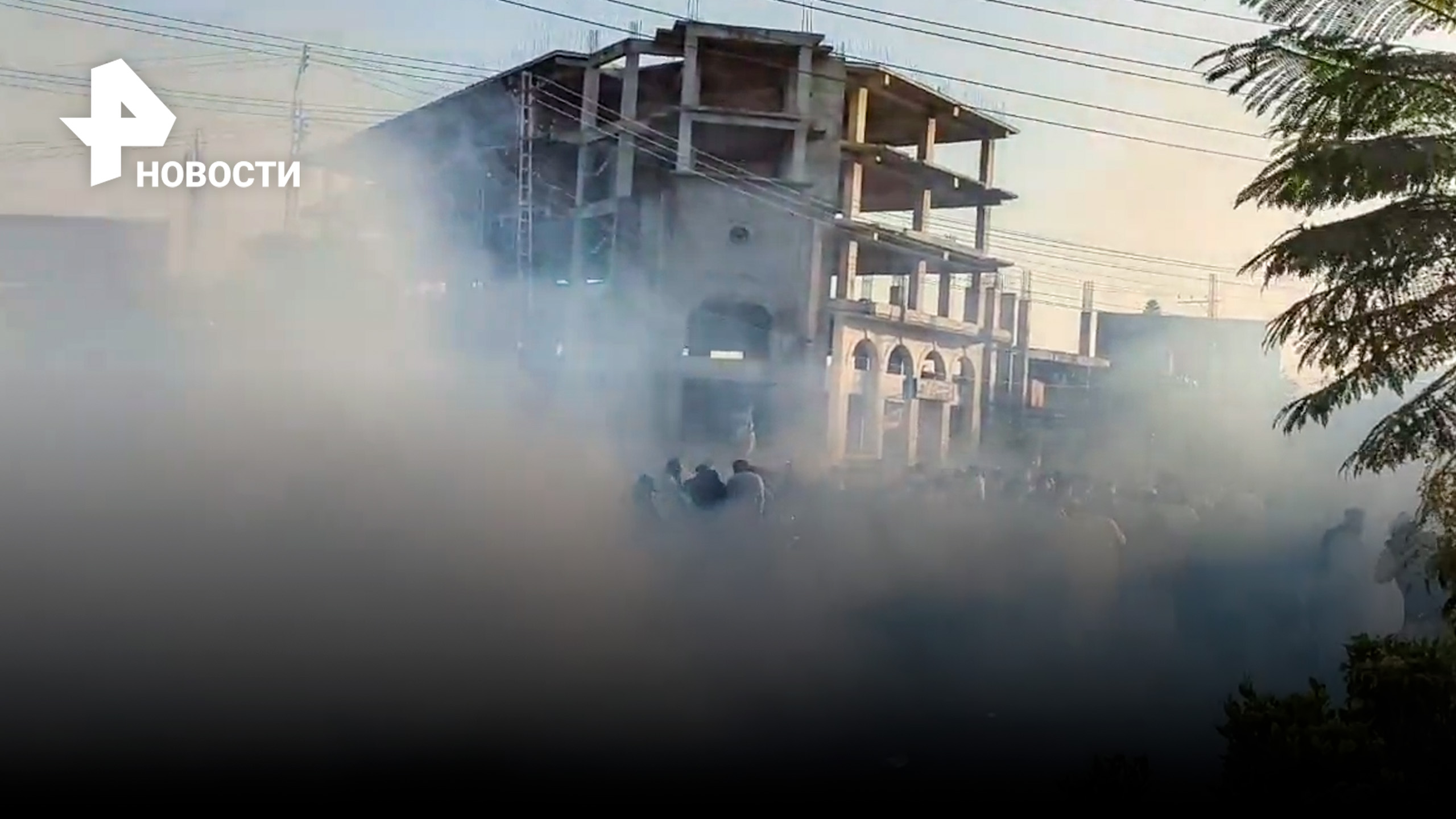 Слезоточивый газ и водометы в Пакистане: массовые протесты в Исламабаде / РЕН Новости
