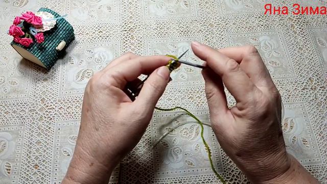 Удлиненный жилет спицами оверсайз с приспущенными плечами.