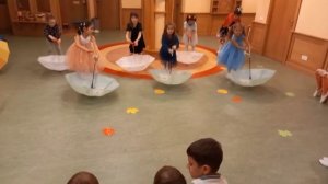 Танец с зонтиками для зрителей-мальчиков