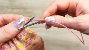 ВЯЖЕМ СРАЗУ ДВА НОСКА. Как получить ровное полотно?