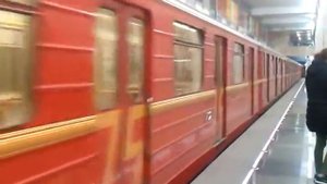 поезд метро "Красная Стрела" на станции Саларьево