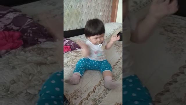 Ребёнок 10 месяцев танцует Шудын бойында смотреть онлайн