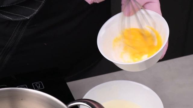 Муссовые пирожные с жасмином и вишней.