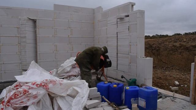 СЕРИЯ 069 СЕМЬЯ КОЖИ- Бетонирование оконных перемычек с комментариями. смотреть онлайн